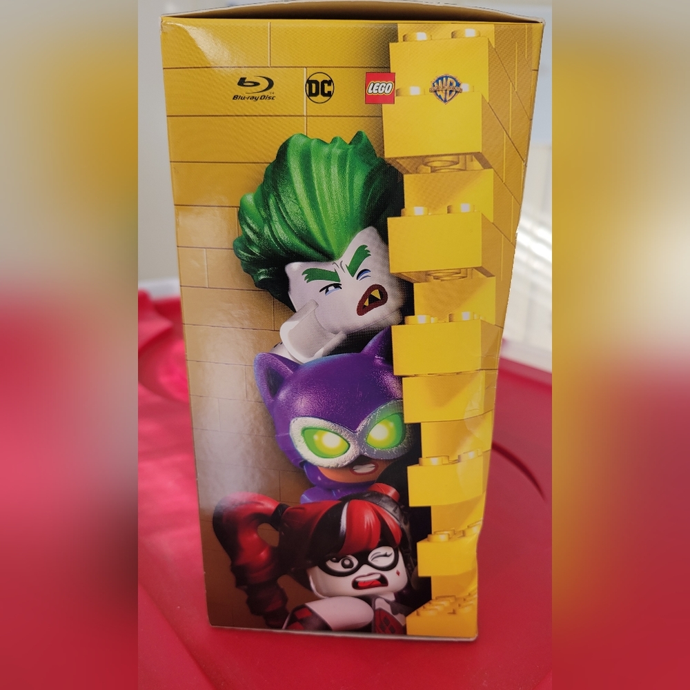 NIB The Lego Batman Movie Exclusive Lunchbox with Removable Cape and Movie - Picture 5 of 7